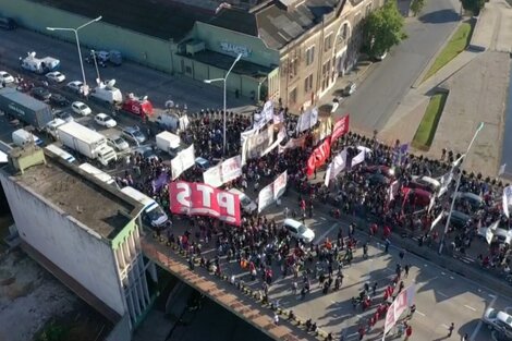 Familias desalojadas del predio de Guernica cortaron el Puente Pueyrredón