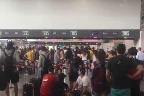 Casi 400 argentinos permanecen varados en el aeropuerto de Brasil