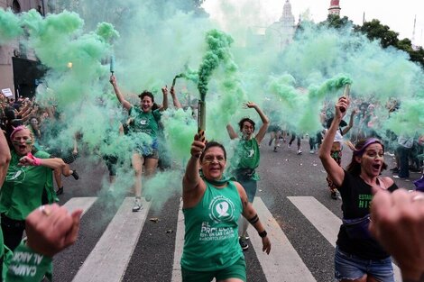 8M: miles de mujeres se movilizan bajo la consigna "la deuda es con nosotres y nosotras"