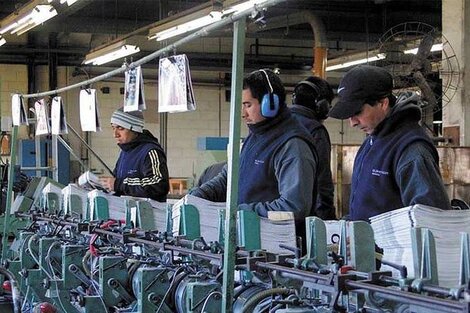 Los trabajadores de MadyGraf realizan una olla popular en Garín