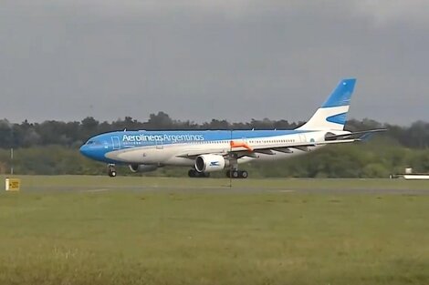 Llegó el primer vuelo de Aerolíneas Argentinas con argentinos varados por el coronavirus