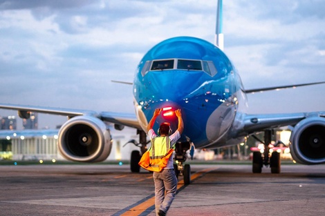 Aerolíneas Argentinas podría reprogramar vuelos por la suba de contagios de Covid