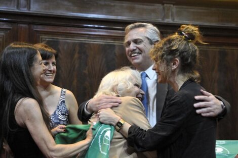 “Hoy somos una sociedad mejor que amplía derechos”, celebró Alberto Fernández tras la legalización del aborto