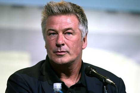 Demandan a Alec Baldwin por la muerte de Halyna Hutchins en pleno rodaje de una película