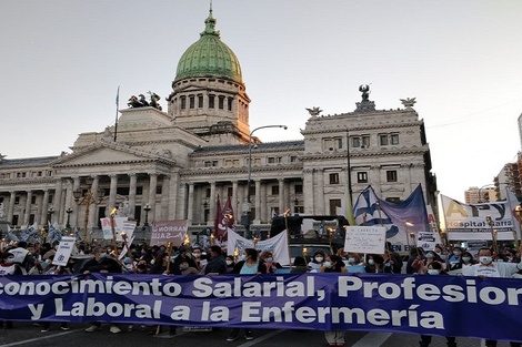 Marcha de antorchas de enfermeros y enfermeras en CABA en reclamo de su reconocimiento profesional