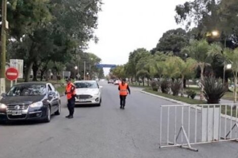 Dolores: la ciudad bloqueó sus entradas con montículos de tierra