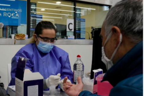 Coronavirus: Por las demoras en los resultados, piden asumir que los casos sospechosos son positivos