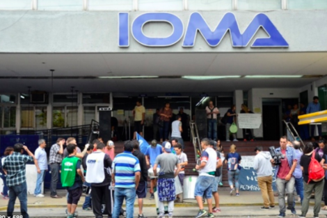 Casi 300 mil afiliados a IOMA quedaron sin cobertura