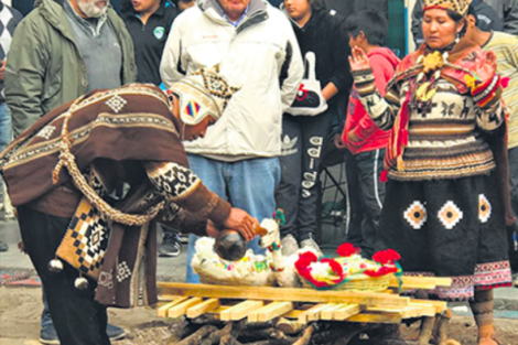 Día de la Pachamana: Los orígenes del rito que le agradece a la tierra