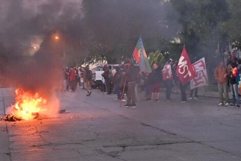 Incidentes en la movilización antiminera en Rawson: destrozos en la Casa de Gobierno provincial