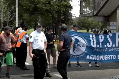 Por una protesta, llegar a Ezeiza se convirtió en un caos y hay largas demoras