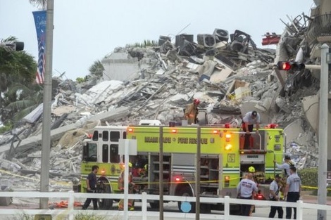 Derrumbe en Miami: hallaron los cuerpos de dos niños y aumenta a 18 la cifra de fallecidos