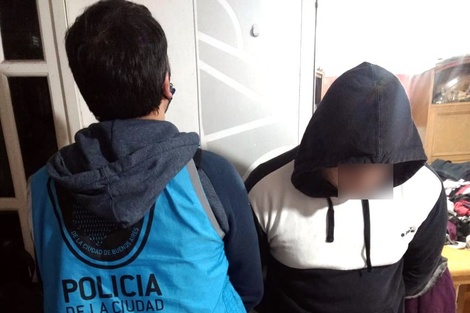 Un vigilador de un banco encontró la tarjeta de un jubilado y extrajo $65 mil