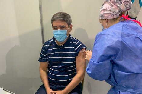 Fernán Quirós recibió la primera dosis de la vacuna contra el coronavirus