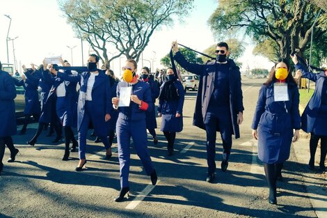 Caravana de trabajadores de Latam desde aeroparque hacia el obelisco contra los despidos