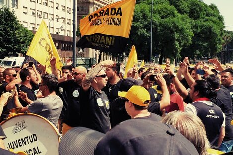 Protesta de taxistas en el centro porteño