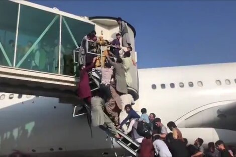 Videos: impresionante estampida en el aeropuerto de Kabul dejó cinco muertos