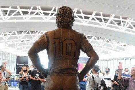 Diego Maradona: inauguraron una estatua de tamaño real en el Aeropuerto de Ezeiza