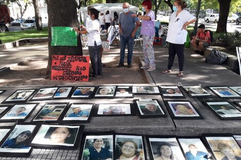 Médicos y enfermeros reclamaron aumentos salariales y mejoras laborales frente al Ministerio de Salud