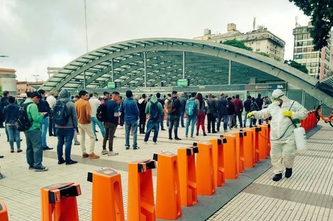 Largas filas para acceder a trenes y colectivos en constitución