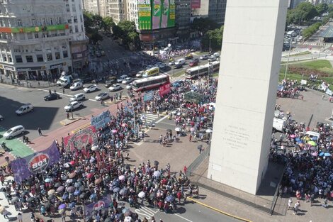 Movimientos sociales marcharon al Obelisco por la continuidad de 2.500 trabajadores de cooperativas