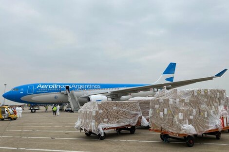 Llegó a Ezeiza un vuelo de Aerolíneas Argentinas con más de 700 mil dosis de la vacuna Sinopharm