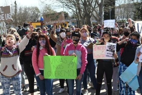 Femicidio en Moreno: amigos y familiares de Ludmila Pretti se manifestaron frente a la comisaría