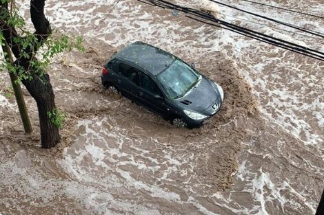 Inundaciones y cortes de luz tras una importante tormenta de granizo en Mendoza