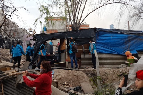 Violento desalojó a mujeres víctimas de violencia de género en la Villa 31: "Nos echaron como perros"