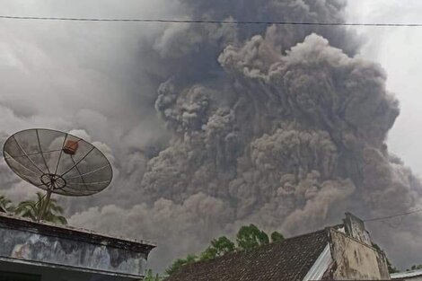 Indonesia: un  muerto y mas de 40 heridos tras la erupción de un volcán en la isla de Java