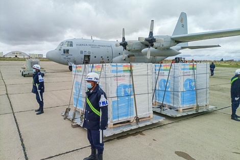 Las vacunas donadas por Argentina a Bolivia viajaron en el mismo avión que las armas enviadas por Macri