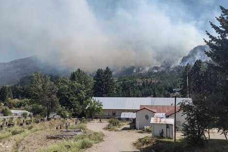 Lago Puelo: desesperado intento por evitar que el incendio llegue al área urbana