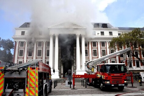 Sudáfrica: se incendió el Parlamento y dejó graves daños materiales