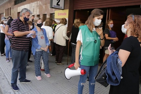 Jubilados al rayo del sol, filas interminables y falta de protocolos en los vacunatorios del Luna Park y San Lorenzo