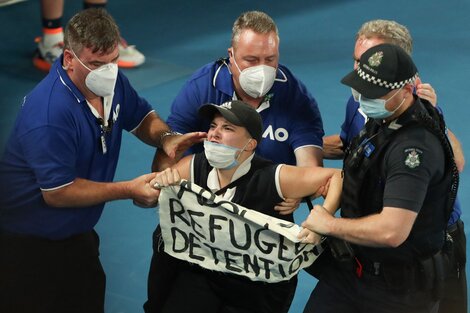 Abierto de Australia: una activista interrumpió la final para pedir por el "fin de la detención de los refugiados"