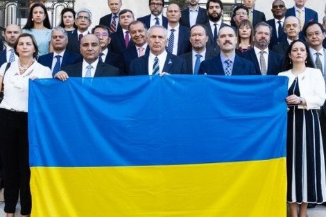 Víctor Hugo cruzó a Manzur por su foto con la bandera de Ucrania: "¿Cómo se puede llegar a ese grado de alcahuetería?"