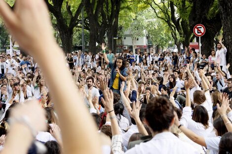 Protesta de residentes frente al ministerio de Salud de la Ciudad