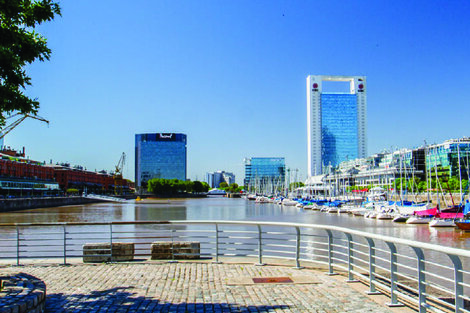 Hallan un cadáver flotando en Puerto Madero