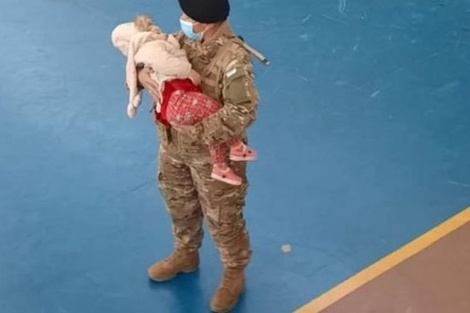 Chubut: un gendarme sostuvo en brazos a una niña para que su madre pueda votar