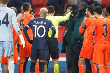 El partido entre PSG y Basaksehir fue suspendido por un insulto racista del cuarto árbitro