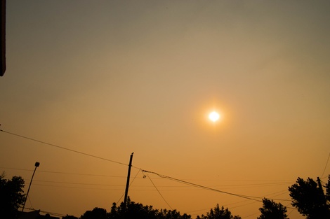 A causa de los incendios, se percibe una espesa niebla de humo en el AMBA