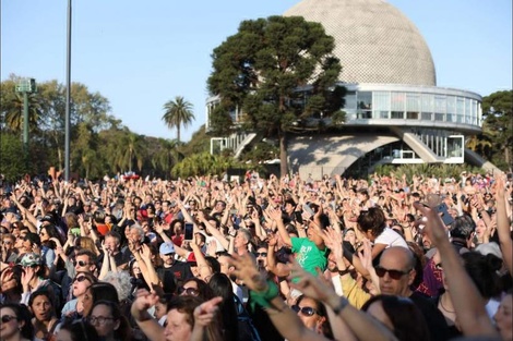 Una multitud cantó "Si vos querés..." en el Planetario