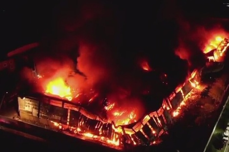 Incendio en Bernal: más de 10 dotaciones de Bomberos trabajan "atacando el fuego"