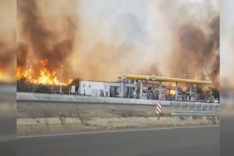 Córdoba: impactante vídeo del fuego a metros de una estación de servicio