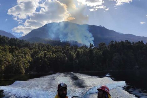 Bariloche: brigadistas combaten cuatro focos de incendios en zonas de bosques