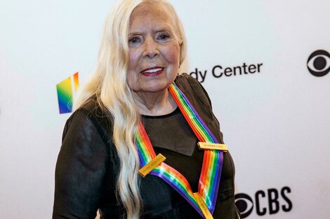 Joni Mitchell sigue a su amigo Neil Young y retira su música de Spotify