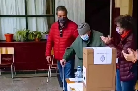 Emocionante: un hombre de 103 años fue a votar y el video se volvió viral