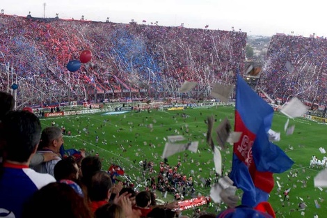 “¡Canten, putos!”: el libro que viaja a los orígenes de los cantitos de cancha