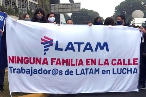 Trabajadores de Latam y el Parque de la Costa protestaron en el Obelisco por sueldos y aguinaldos adeudados