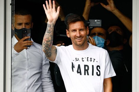 Lionel Messi llegó a París para firmar el millonario contrato con el PSG